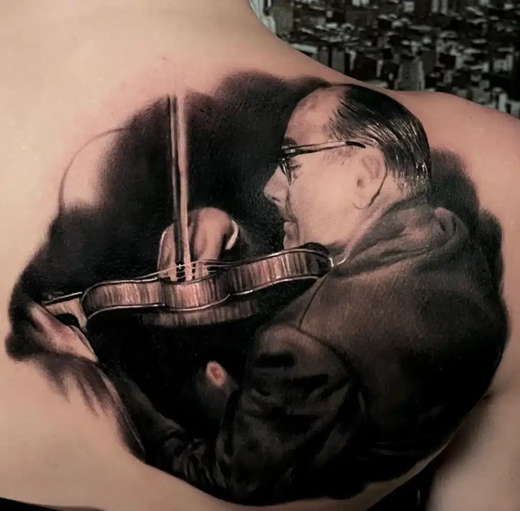 ein realistik tattoo eines pianistin