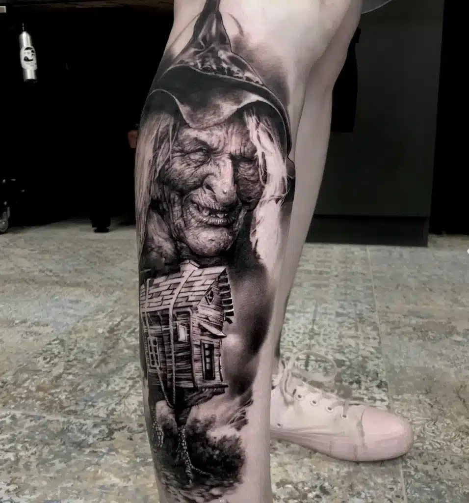 realistisches tattoo von baba jaga in einem bein sleeve