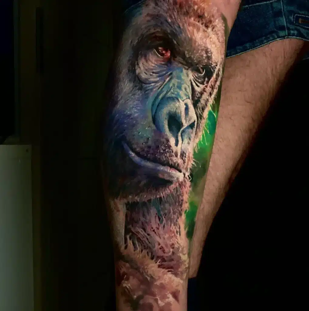 realistisches tattoo portrait von einem Gorilla in farbe