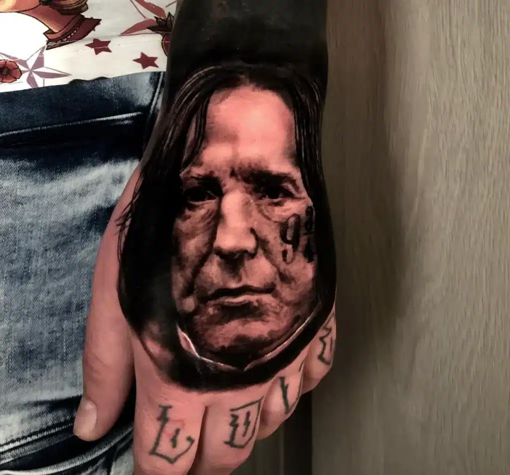 realistisches tattoo an der hand von snape von harry pooter gestochen in lübeck