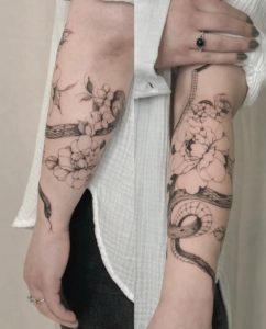 fineline schlange mit rosen und blumen tattoo