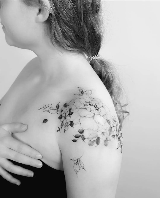 schulter tattoo mit rosen